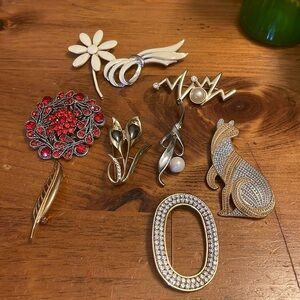 Vintage lot of brooches